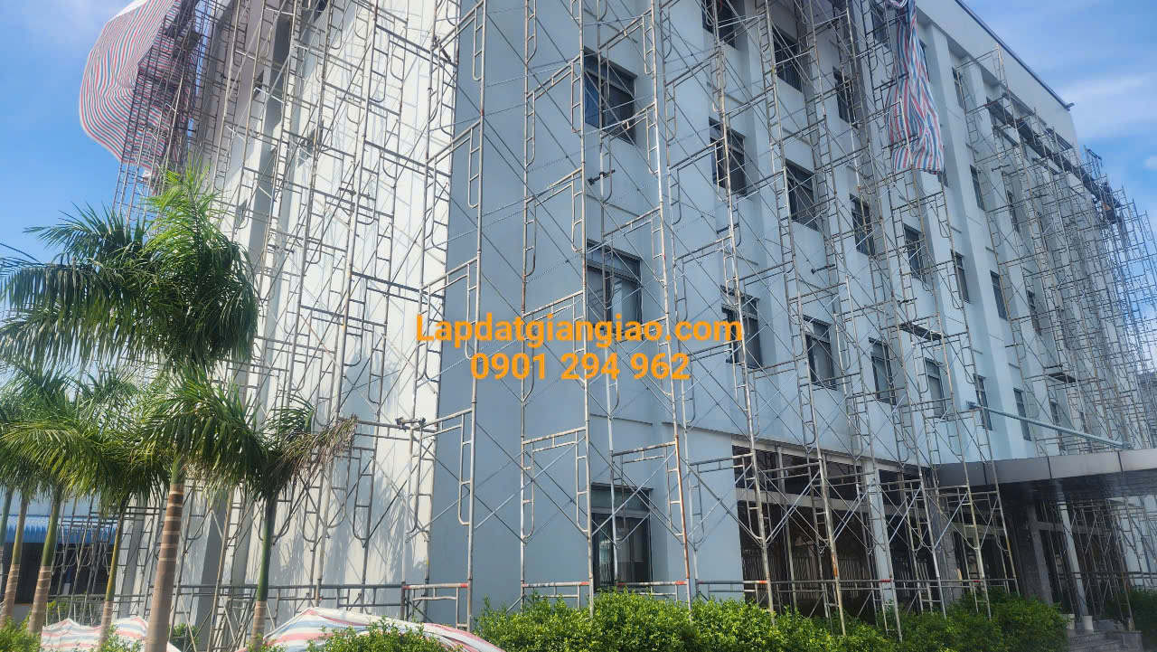 Thi công giàn giáo bao che ngoài công trình