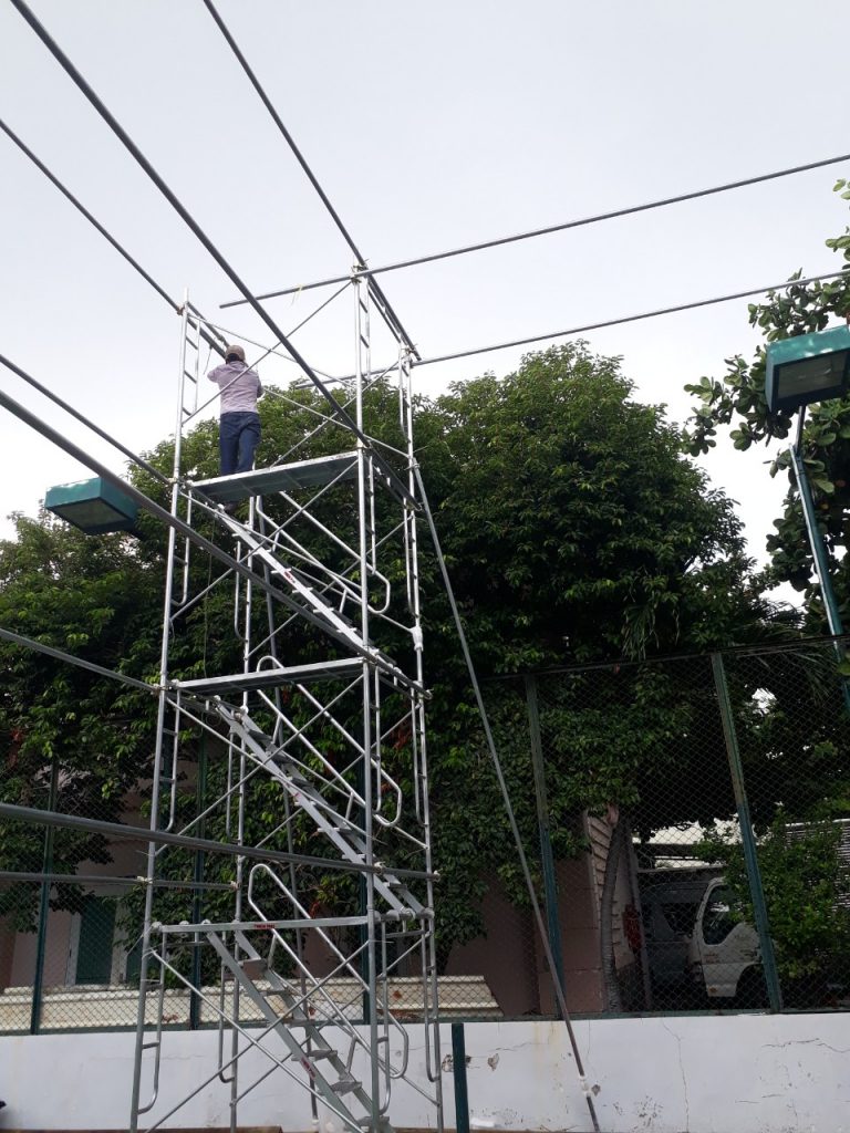 Lắp đặt cầu thang neo giàn giáo