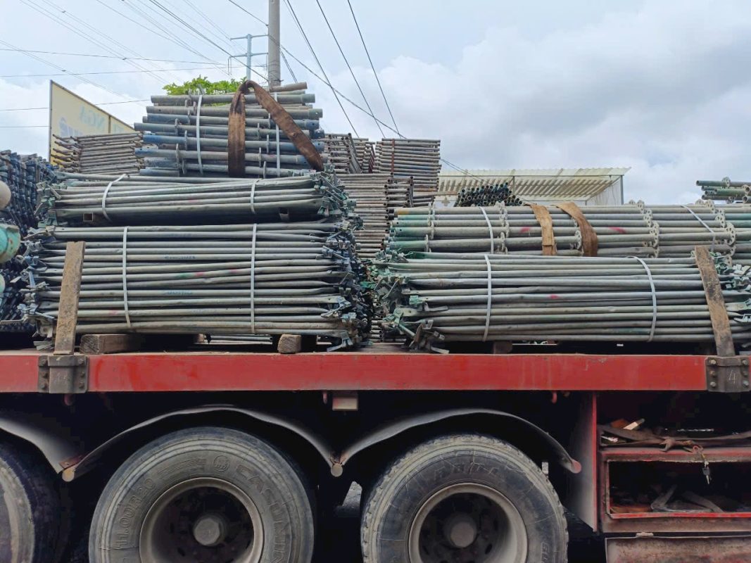Vận chuyển giàn giáo đến công trường