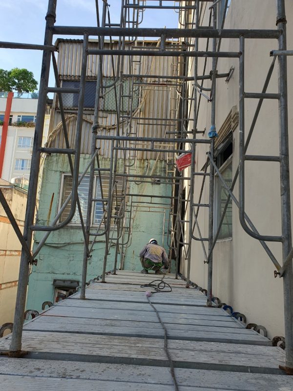 Lắp đặt hệ mâm sàn thao tác và dầm I trong thư viện Thiên Lộc