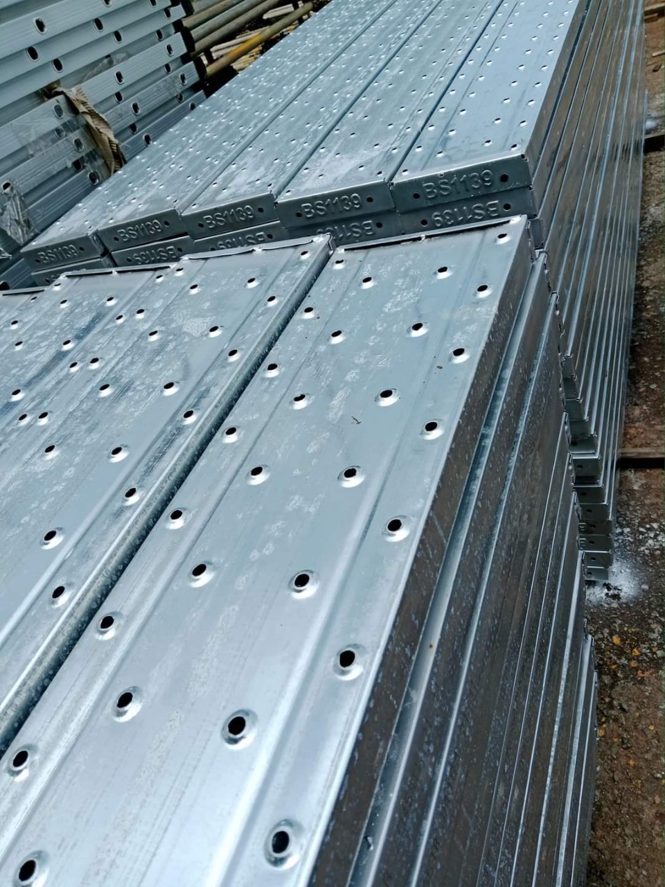 Mâm BS1139 bằng thép đột lỗ, hình ảnh lô mâm trong thư viện Thiên Lộc