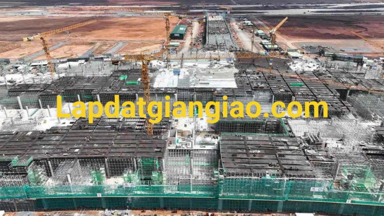 lắp dựng giàn giáo sân bay long thành