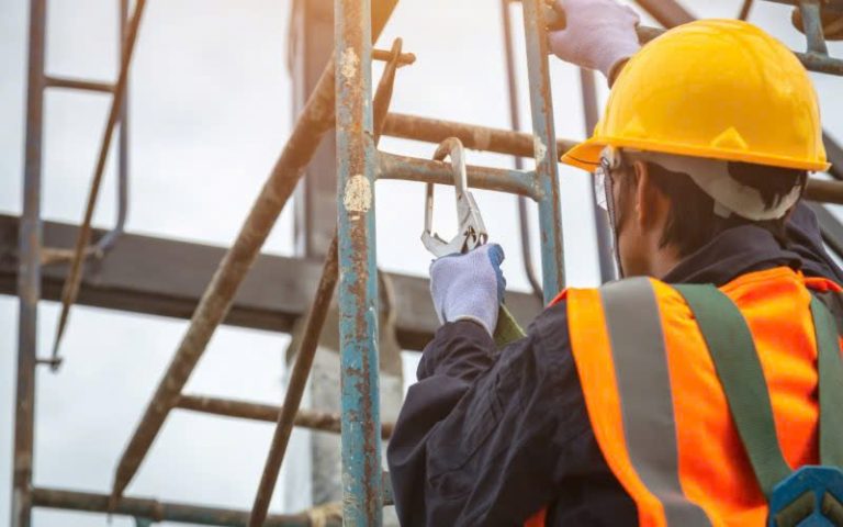 Móc dây an toàn khi ở độ cao trên 2m