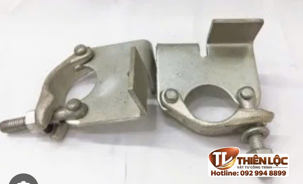 Hai phụ kiện thép có bu lông và bản tì đặt cạnh nhau