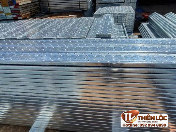 Bề mặt mâm giàn giáo BS1139 đột lỗ và gân dọc